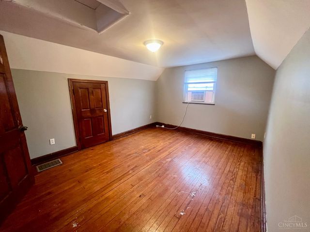 3162 Sunshine Avenue, Cincinnati, OH 45211