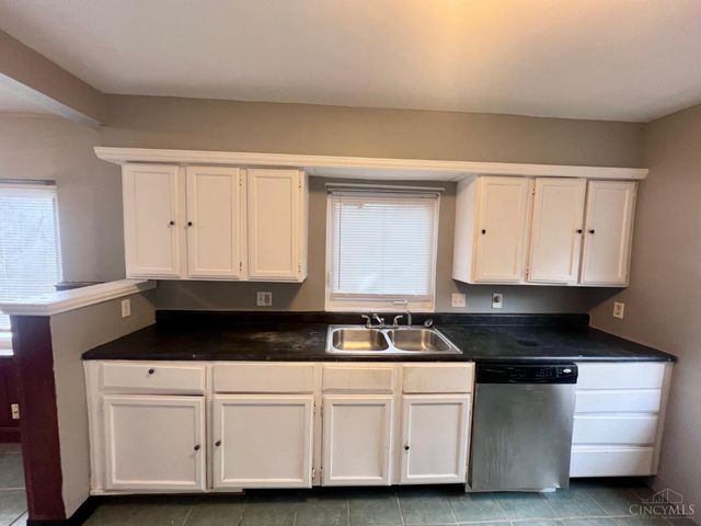 3162 Sunshine Avenue, Cincinnati, OH 45211