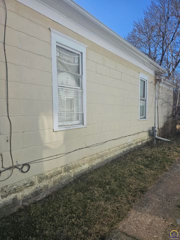 1115 SW Plass AVE, Topeka, KS 66604