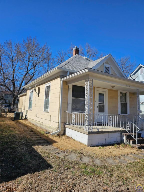 1115 SW Plass AVE, Topeka, KS 66604