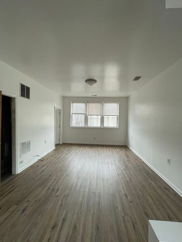 2567 S Emerald Avenue, Chicago, IL 60616