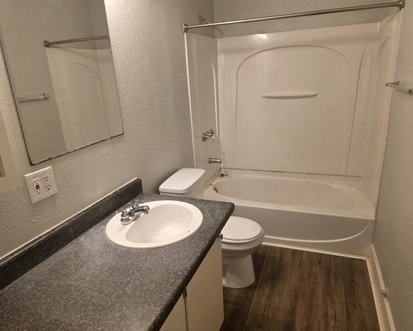 717 S Valderas Street, Angleton, TX 77515