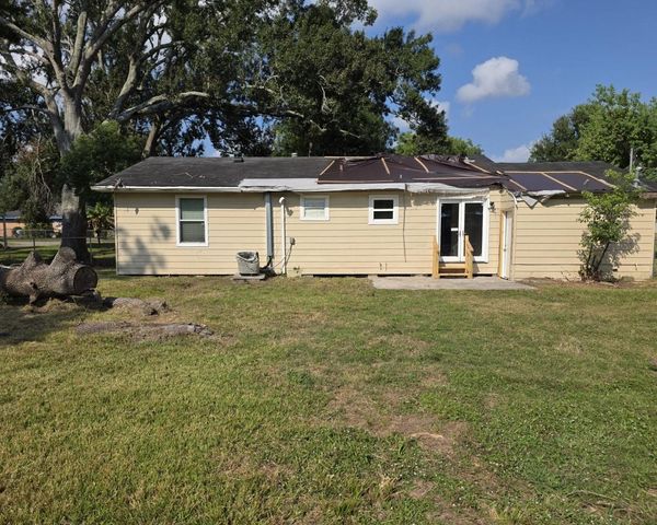 717 S Valderas Street, Angleton, TX 77515