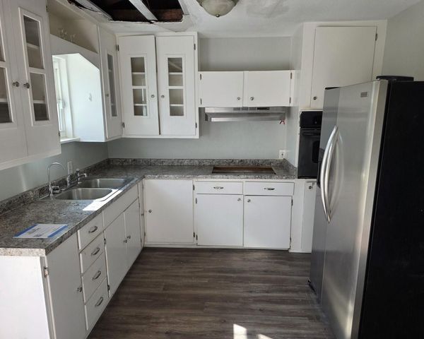 717 S Valderas Street, Angleton, TX 77515