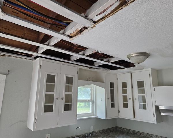 717 S Valderas Street, Angleton, TX 77515