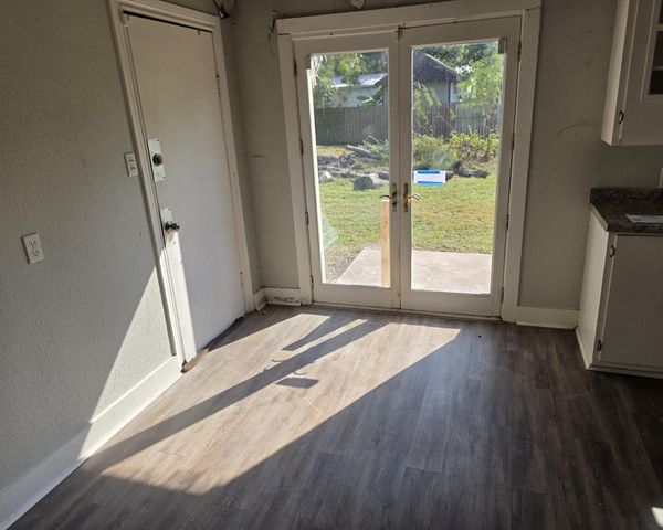 717 S Valderas Street, Angleton, TX 77515