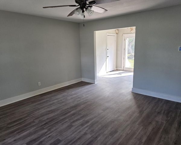 717 S Valderas Street, Angleton, TX 77515