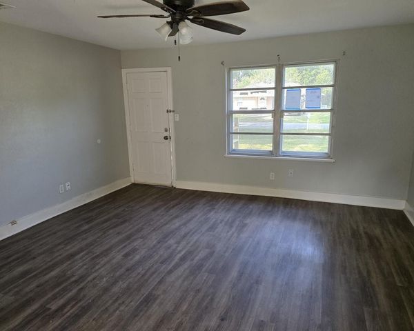 717 S Valderas Street, Angleton, TX 77515