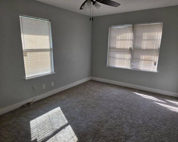 717 S Valderas Street, Angleton, TX 77515