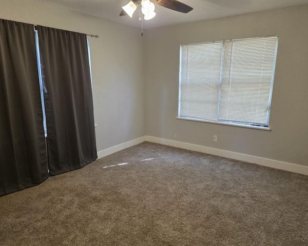 717 S Valderas Street, Angleton, TX 77515