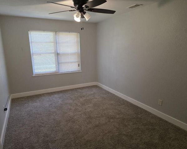 717 S Valderas Street, Angleton, TX 77515