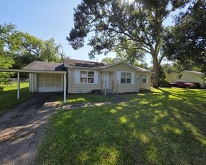 717 S Valderas Street, Angleton, TX 77515
