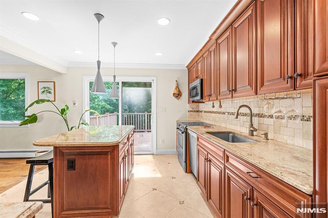 21 Kennedy Circle, Closter, NJ 07624
