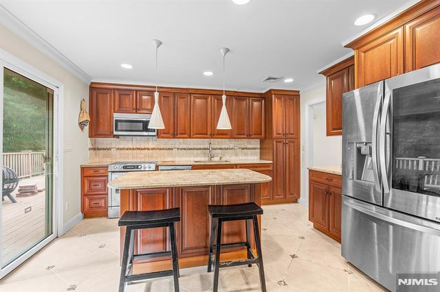 21 Kennedy Circle, Closter, NJ 07624