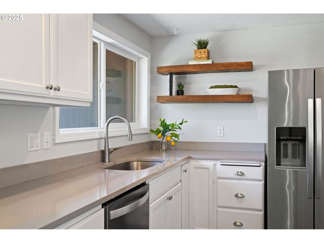 757 ARCADIA Dr, Eugene, OR 97401