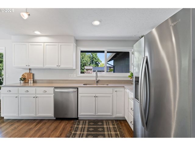 757 ARCADIA Dr, Eugene, OR 97401