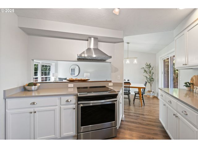757 ARCADIA Dr, Eugene, OR 97401