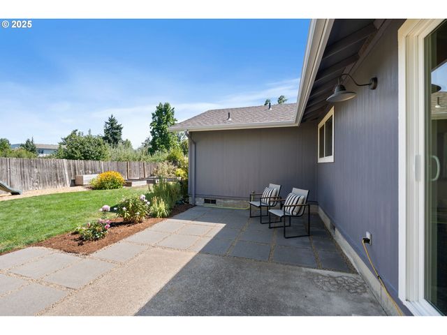 757 ARCADIA Dr, Eugene, OR 97401