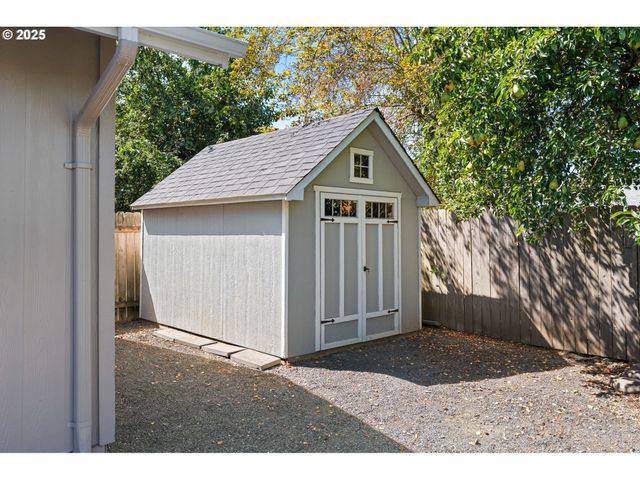 757 ARCADIA Dr, Eugene, OR 97401