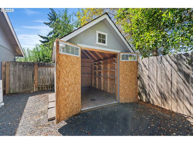 757 ARCADIA Dr, Eugene, OR 97401