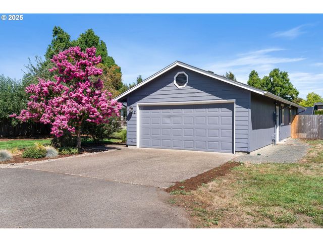 757 ARCADIA Dr, Eugene, OR 97401