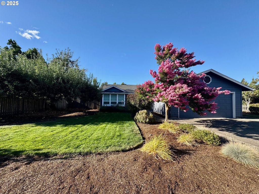 757 ARCADIA Dr, Eugene, OR 97401