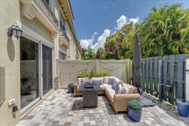 128 Lake Monterey Circle, Boynton Beach, FL 33426
