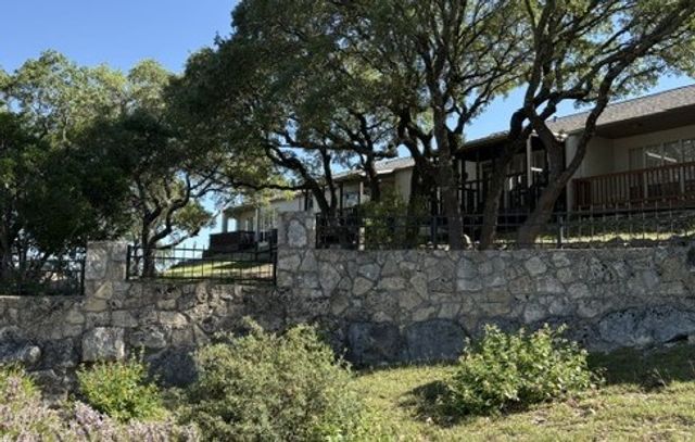 2027 Balmoral Dr, Kerrville, TX 78028