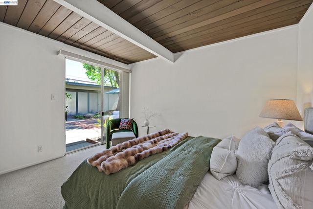 5354 Greenridge Rd, Castro Valley, CA 94552