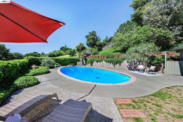 5354 Greenridge Rd, Castro Valley, CA 94552