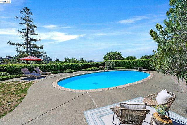 5354 Greenridge Rd, Castro Valley, CA 94552