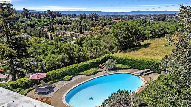 5354 Greenridge Rd, Castro Valley, CA 94552