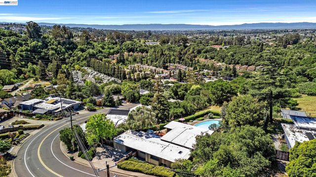 5354 Greenridge Rd, Castro Valley, CA 94552