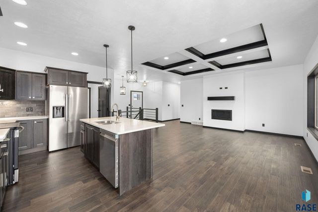 6709 E 37th St Street, Sioux Falls, SD 57110