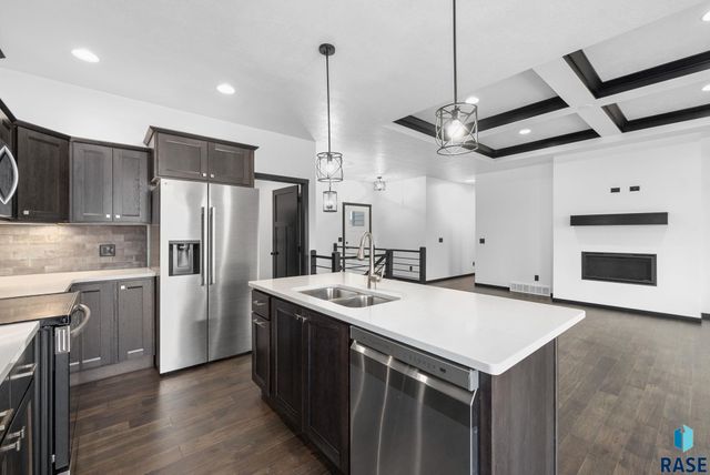 6709 E 37th St Street, Sioux Falls, SD 57110