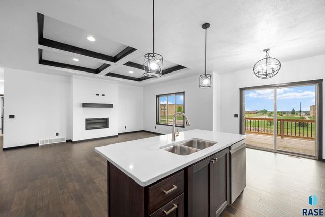 6709 E 37th St Street, Sioux Falls, SD 57110