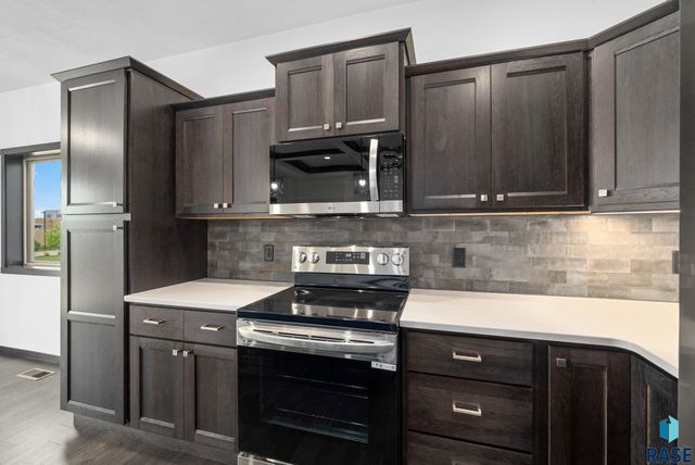 6709 E 37th St Street, Sioux Falls, SD 57110