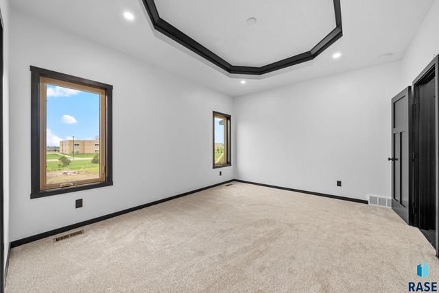 6709 E 37th St Street, Sioux Falls, SD 57110