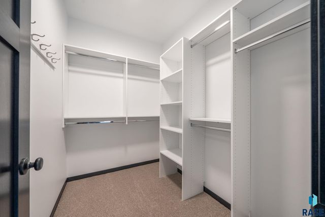 6709 E 37th St Street, Sioux Falls, SD 57110