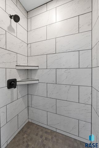 6709 E 37th St Street, Sioux Falls, SD 57110