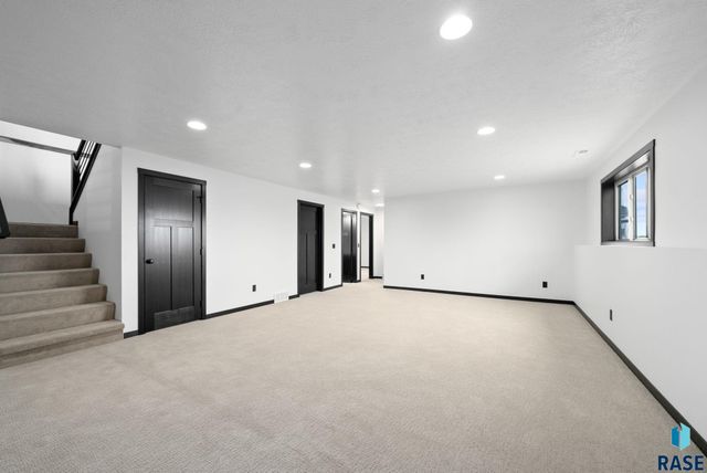 6709 E 37th St Street, Sioux Falls, SD 57110