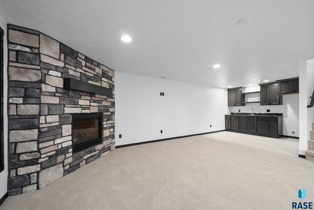 6709 E 37th St Street, Sioux Falls, SD 57110