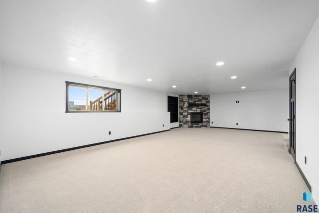 6709 E 37th St Street, Sioux Falls, SD 57110