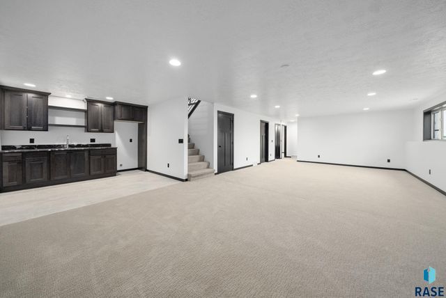 6709 E 37th St Street, Sioux Falls, SD 57110