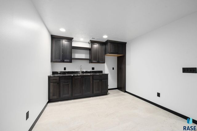 6709 E 37th St Street, Sioux Falls, SD 57110