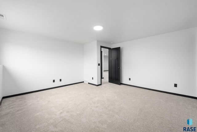 6709 E 37th St Street, Sioux Falls, SD 57110