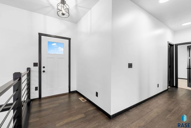 6709 E 37th St Street, Sioux Falls, SD 57110