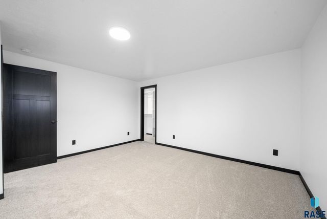 6709 E 37th St Street, Sioux Falls, SD 57110