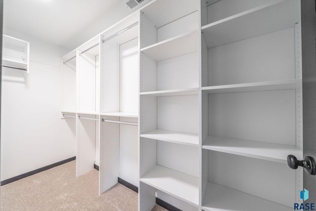 6709 E 37th St Street, Sioux Falls, SD 57110