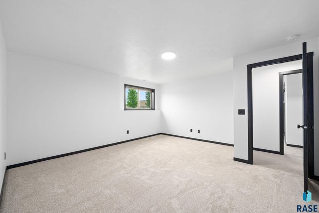 6709 E 37th St Street, Sioux Falls, SD 57110